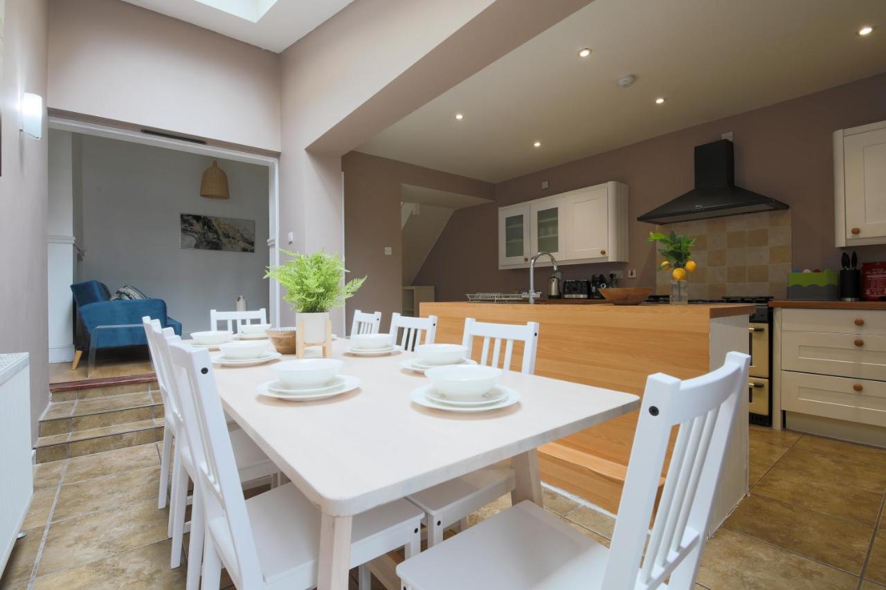Spacious 4 Bedroom House- Walking Distance To City Centre & Great Backyard คาร์ดิฟฟ์ ภายนอก รูปภาพ