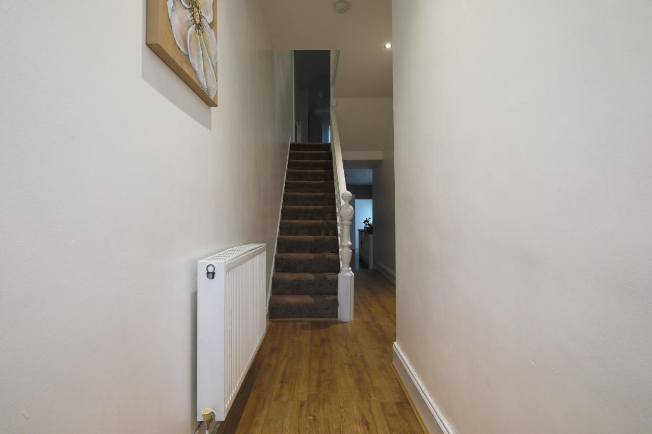 Spacious 4 Bedroom House- Walking Distance To City Centre & Great Backyard คาร์ดิฟฟ์ ภายนอก รูปภาพ