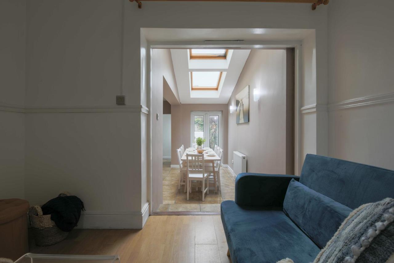 Spacious 4 Bedroom House- Walking Distance To City Centre & Great Backyard คาร์ดิฟฟ์ ภายนอก รูปภาพ